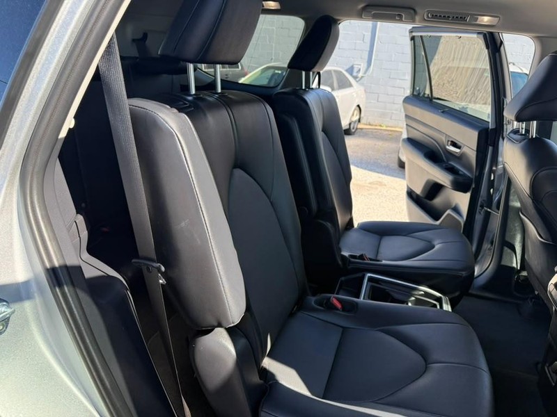 Toyota Grand Highlander Vehicle Full-screen Gallery Image 19