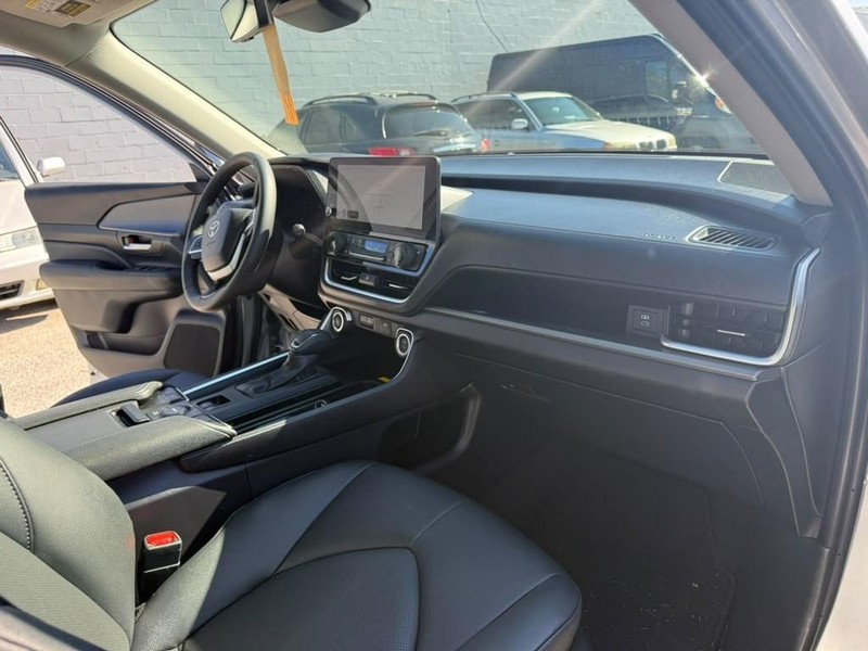 Toyota Grand Highlander Vehicle Full-screen Gallery Image 23