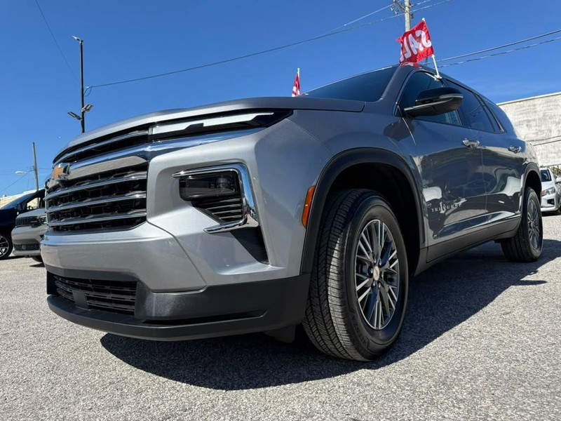 Chevrolet Traverse Vehicle Full-screen Gallery Image 2
