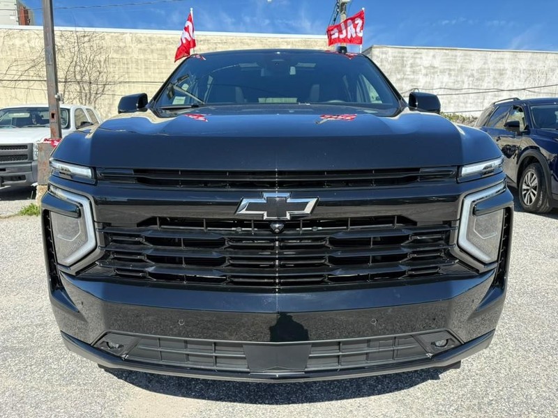 Chevrolet Suburban Vehicle Full-screen Gallery Image 3