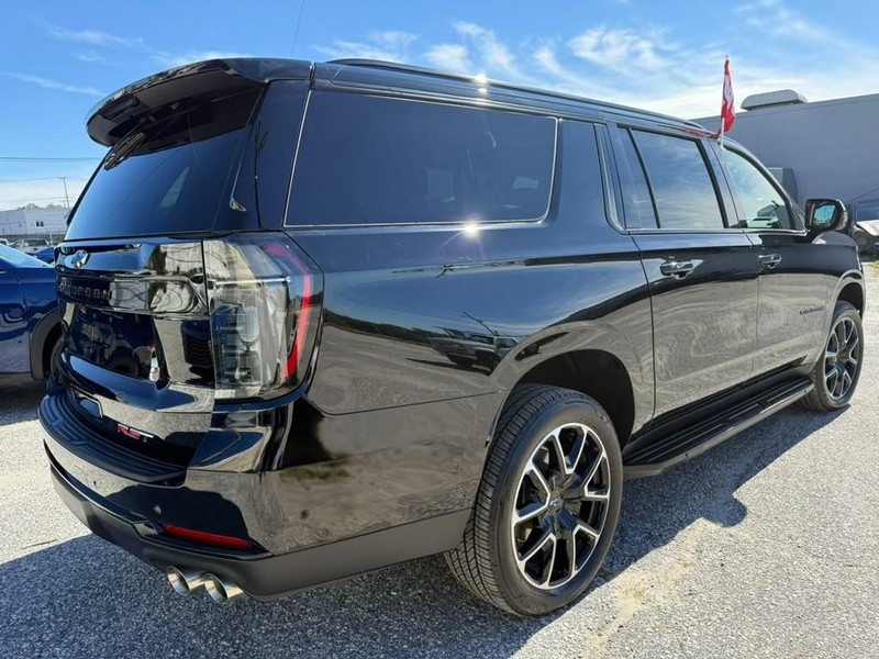 Chevrolet Suburban Vehicle Full-screen Gallery Image 6
