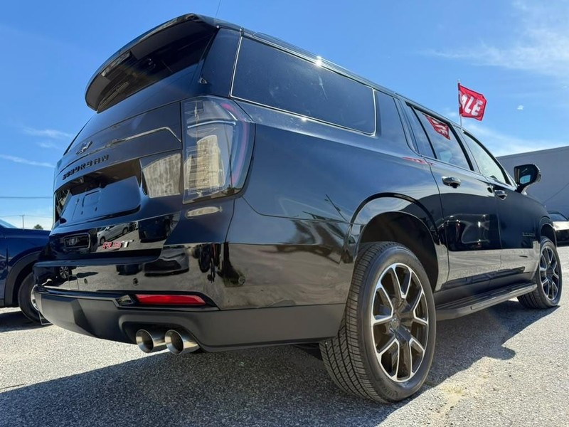 Chevrolet Suburban Vehicle Full-screen Gallery Image 8