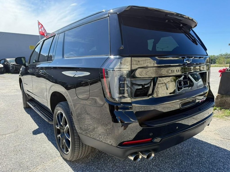 Chevrolet Suburban Vehicle Full-screen Gallery Image 9
