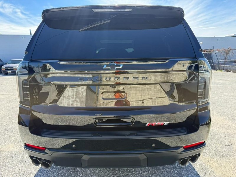 Chevrolet Suburban Vehicle Full-screen Gallery Image 10