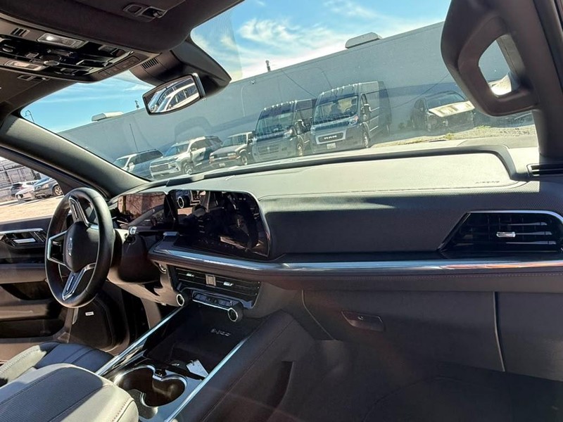 Chevrolet Suburban Vehicle Full-screen Gallery Image 11