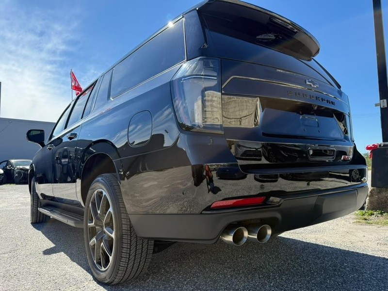 Chevrolet Suburban Vehicle Full-screen Gallery Image 12