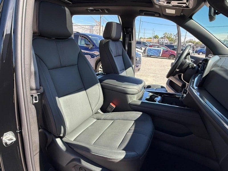 Chevrolet Suburban Vehicle Full-screen Gallery Image 13