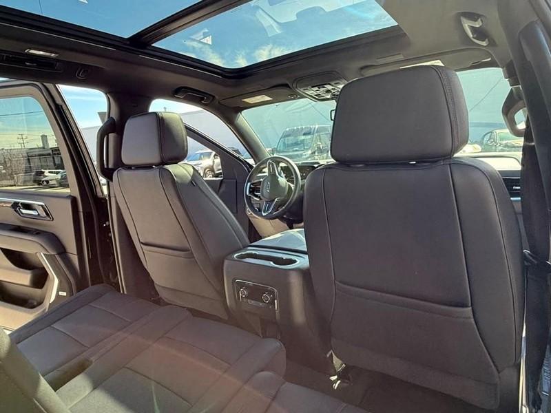 Chevrolet Suburban Vehicle Full-screen Gallery Image 14