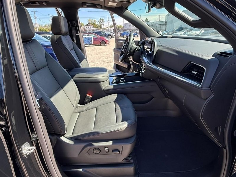 Chevrolet Suburban Vehicle Full-screen Gallery Image 15