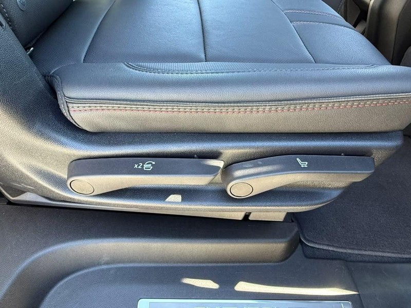 Chevrolet Suburban Vehicle Full-screen Gallery Image 16