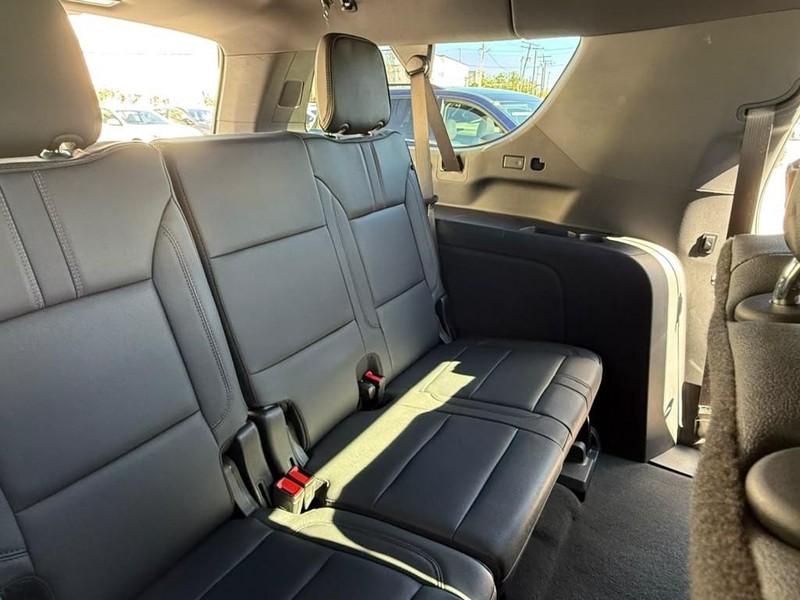 Chevrolet Suburban Vehicle Full-screen Gallery Image 17