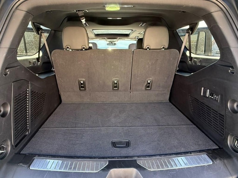 Chevrolet Suburban Vehicle Full-screen Gallery Image 18