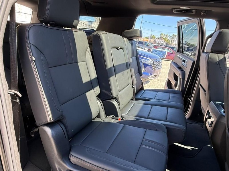 Chevrolet Suburban Vehicle Full-screen Gallery Image 19