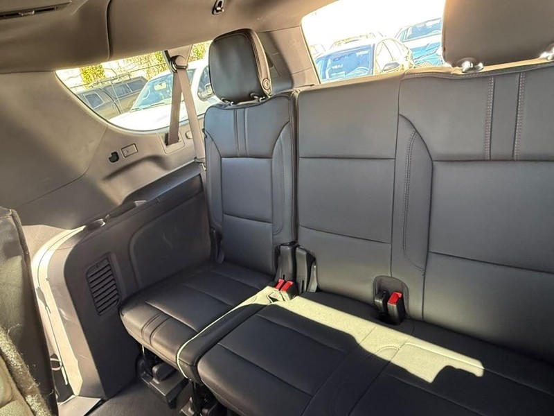 Chevrolet Suburban Vehicle Full-screen Gallery Image 20
