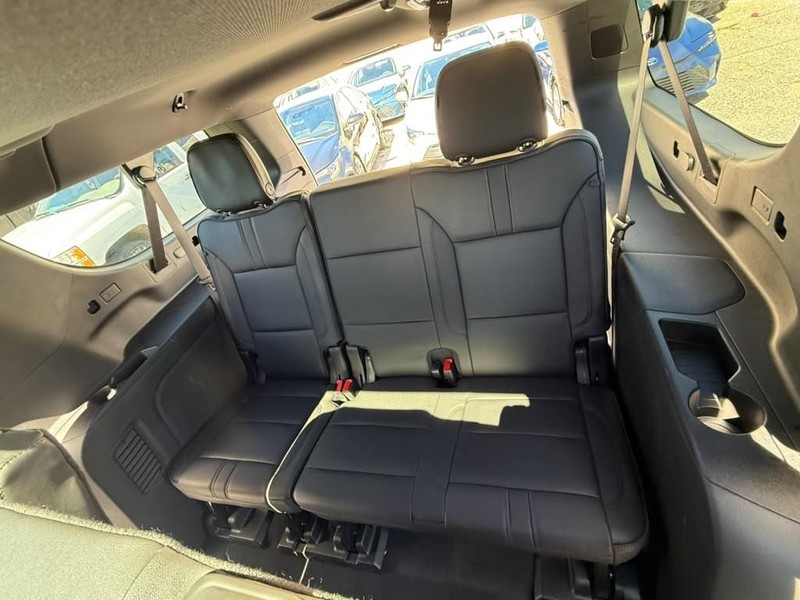 Chevrolet Suburban Vehicle Full-screen Gallery Image 21