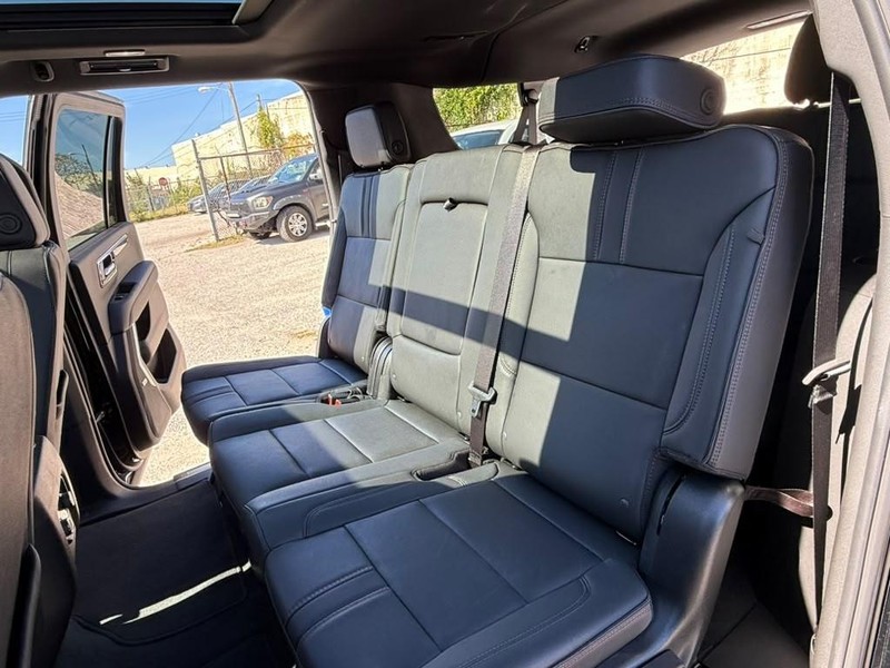 Chevrolet Suburban Vehicle Full-screen Gallery Image 22