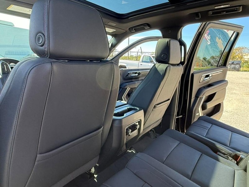 Chevrolet Suburban Vehicle Full-screen Gallery Image 23