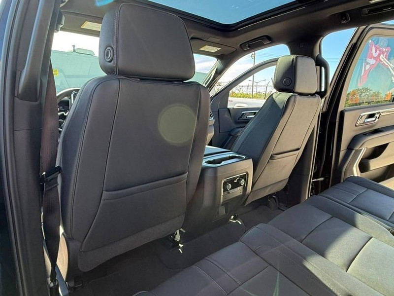 Chevrolet Suburban Vehicle Full-screen Gallery Image 24