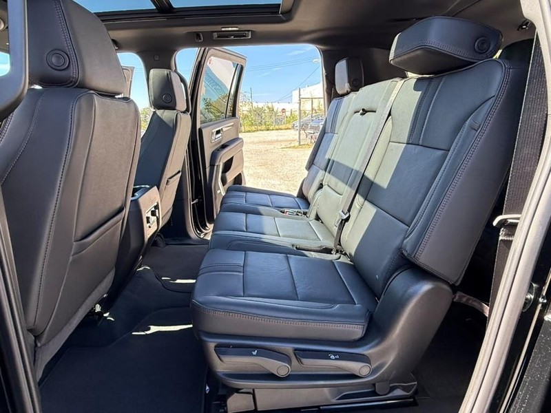 Chevrolet Suburban Vehicle Full-screen Gallery Image 25