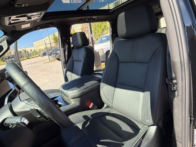 Chevrolet Suburban Vehicle Full-screen Gallery Image 26