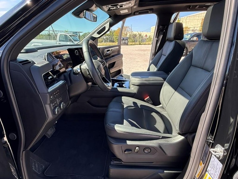 Chevrolet Suburban Vehicle Full-screen Gallery Image 27
