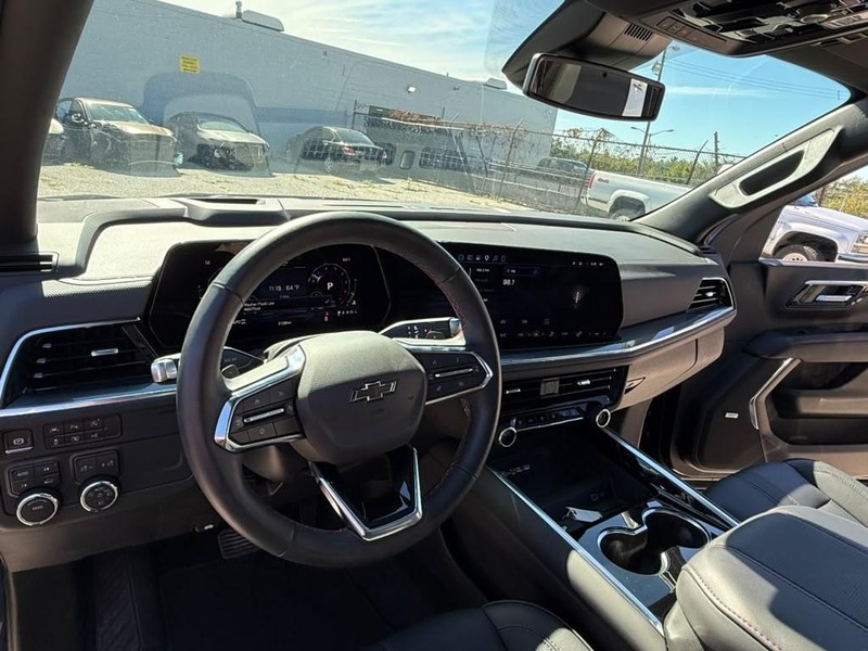 Chevrolet Suburban Vehicle Full-screen Gallery Image 28