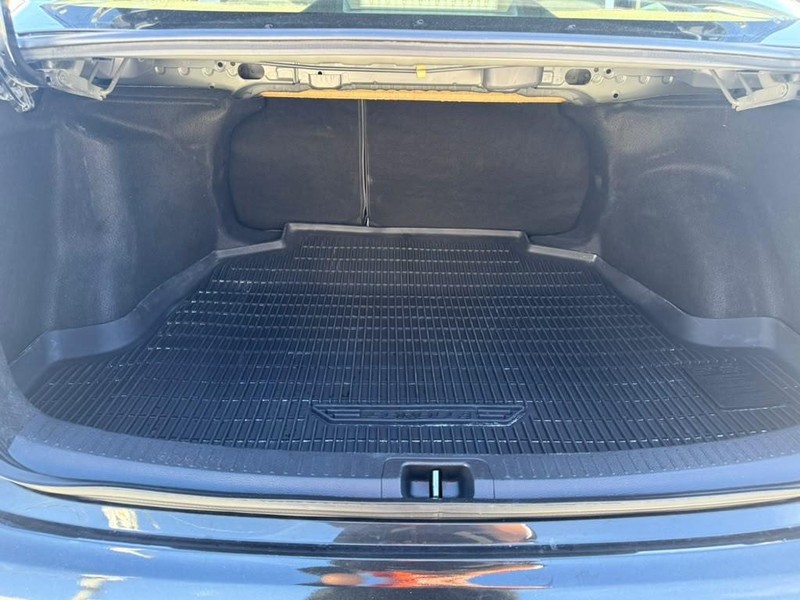 Toyota Corolla Vehicle Full-screen Gallery Image 20