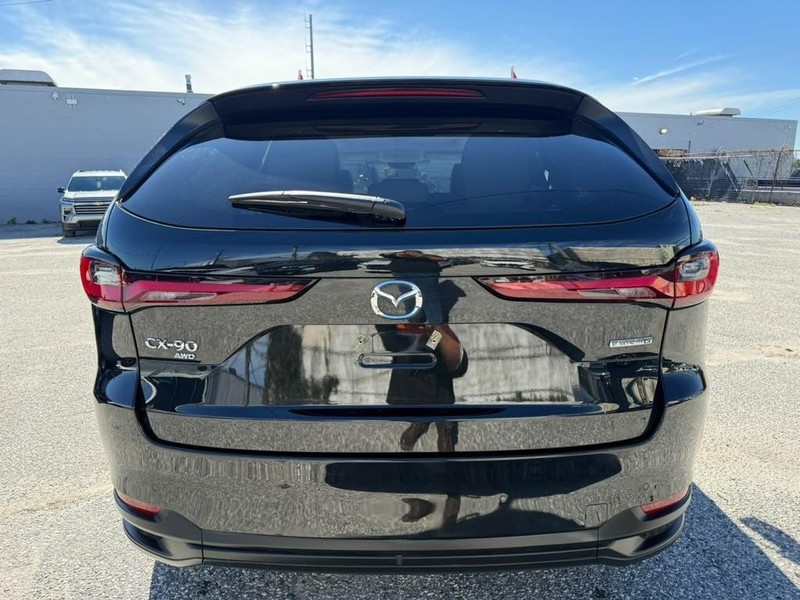 Mazda CX-90 Vehicle Full-screen Gallery Image 11