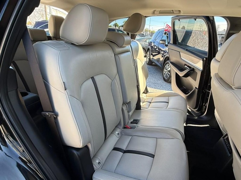 Mazda CX-90 Vehicle Full-screen Gallery Image 16