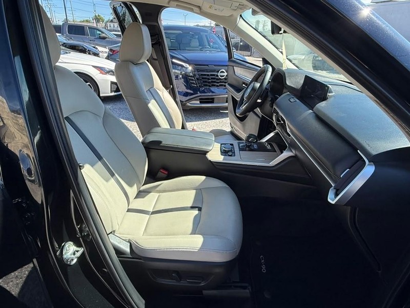 Mazda CX-90 Vehicle Full-screen Gallery Image 17