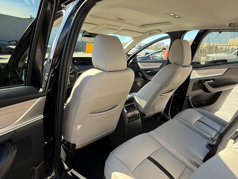 Mazda CX-90 Vehicle Full-screen Gallery Image 22