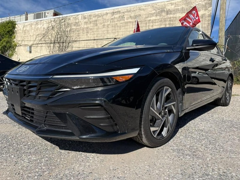 Hyundai Elantra Vehicle Full-screen Gallery Image 2