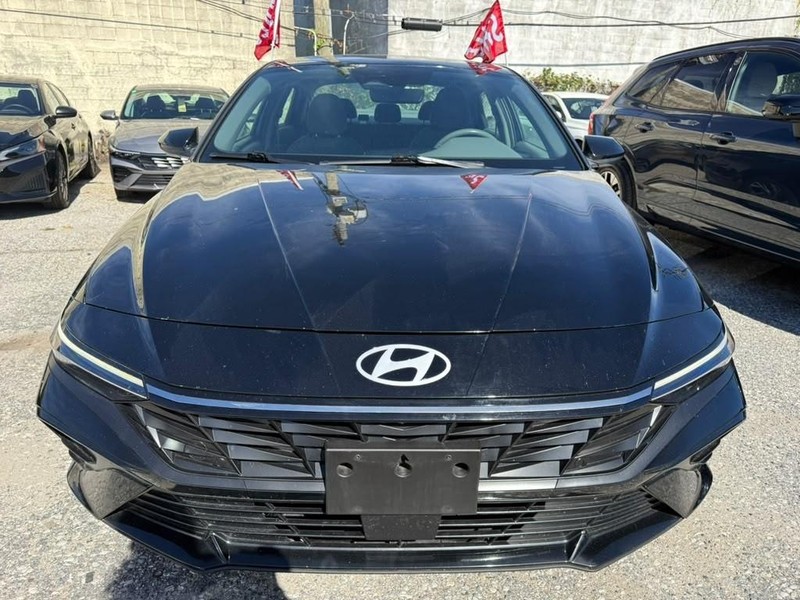 Hyundai Elantra Vehicle Full-screen Gallery Image 3