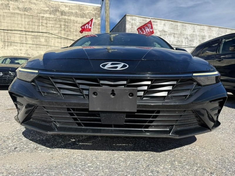 Hyundai Elantra Vehicle Full-screen Gallery Image 4