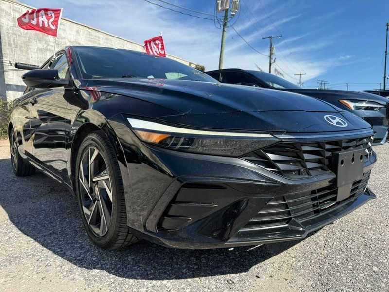 Hyundai Elantra Vehicle Full-screen Gallery Image 6