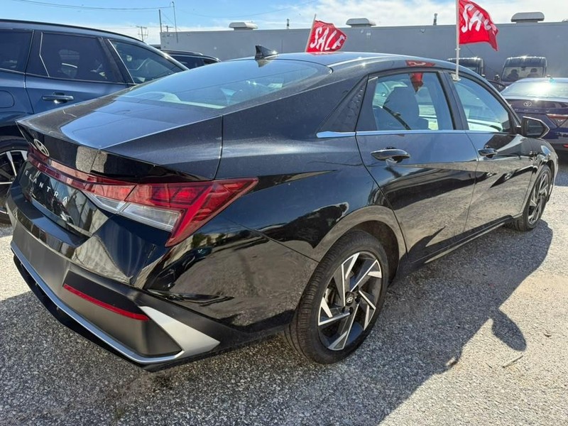 Hyundai Elantra Vehicle Full-screen Gallery Image 7