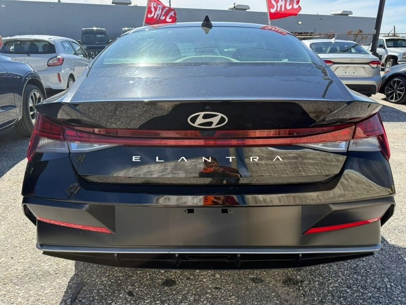 Hyundai Elantra Vehicle Full-screen Gallery Image 9