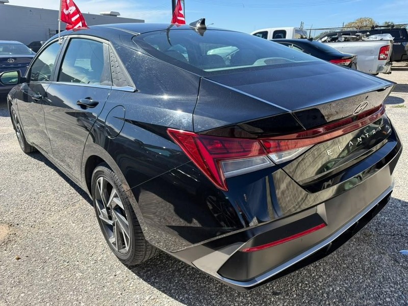Hyundai Elantra Vehicle Full-screen Gallery Image 10