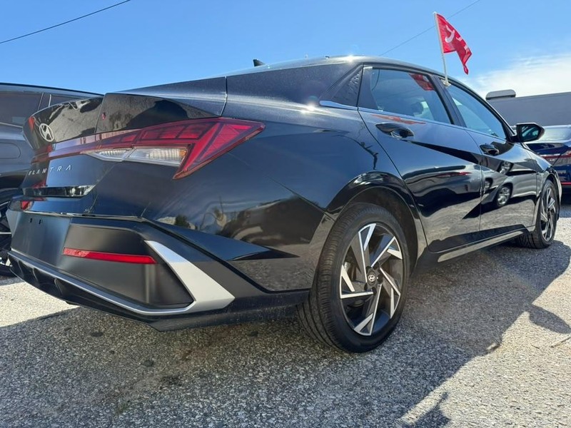 Hyundai Elantra Vehicle Full-screen Gallery Image 11