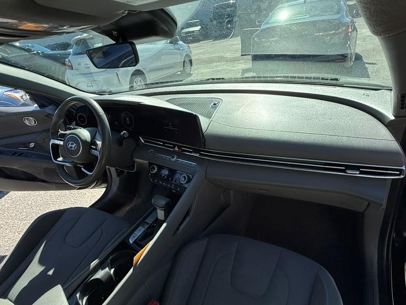 Hyundai Elantra Vehicle Full-screen Gallery Image 12
