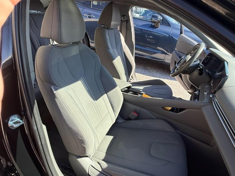 Hyundai Elantra Vehicle Full-screen Gallery Image 13
