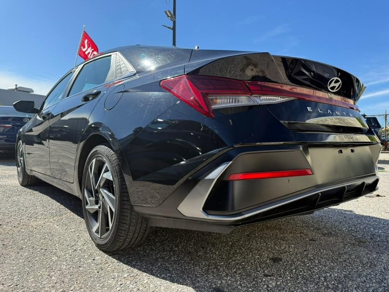 Hyundai Elantra Vehicle Full-screen Gallery Image 14