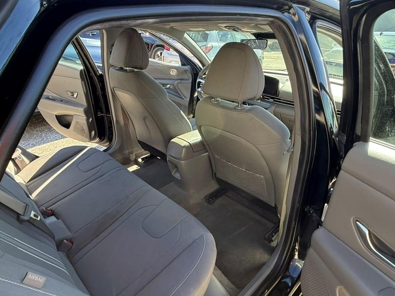 Hyundai Elantra Vehicle Full-screen Gallery Image 15