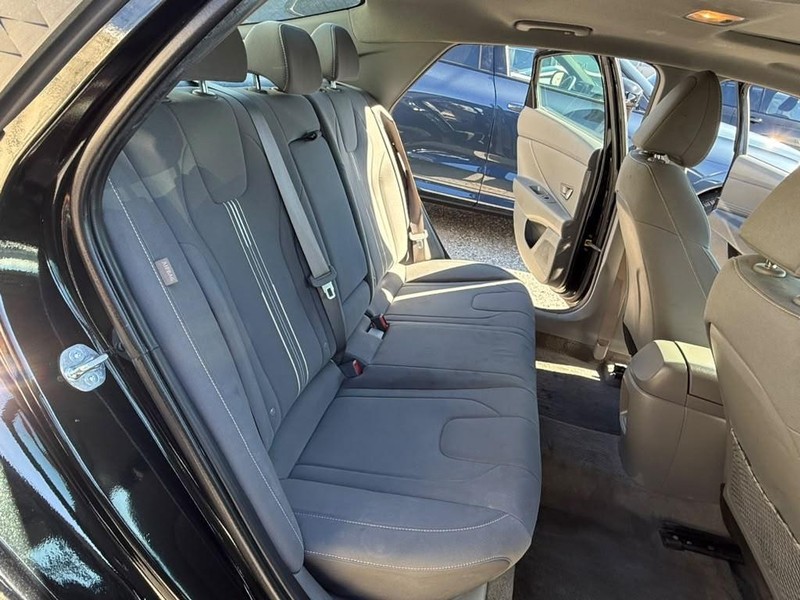 Hyundai Elantra Vehicle Full-screen Gallery Image 16