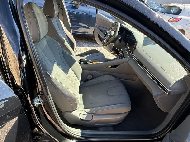 Hyundai Elantra Vehicle Full-screen Gallery Image 17