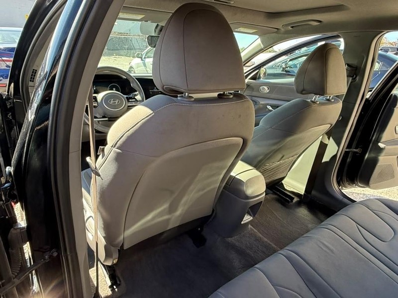 Hyundai Elantra Vehicle Full-screen Gallery Image 19