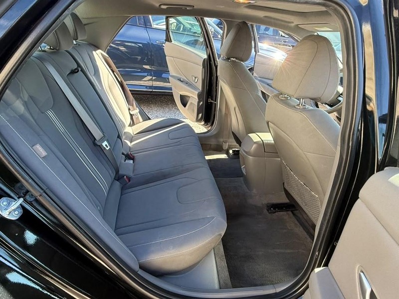 Hyundai Elantra Vehicle Full-screen Gallery Image 20