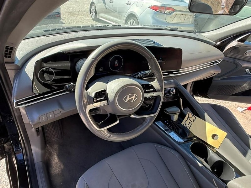 Hyundai Elantra Vehicle Full-screen Gallery Image 21