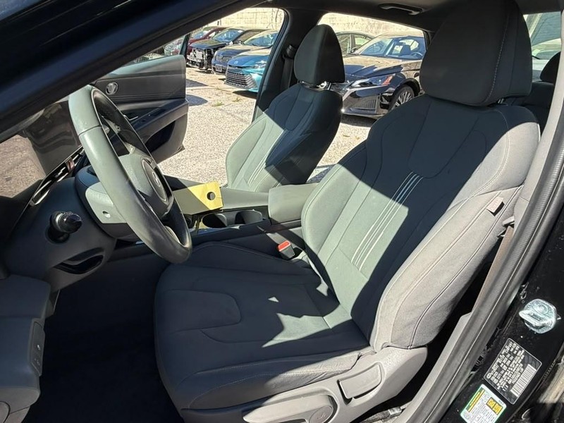Hyundai Elantra Vehicle Full-screen Gallery Image 22
