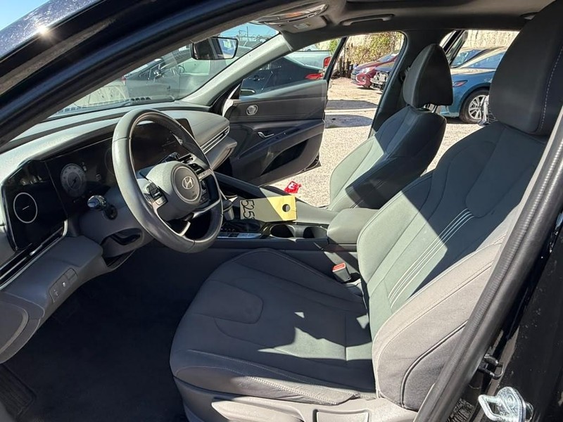Hyundai Elantra Vehicle Full-screen Gallery Image 23